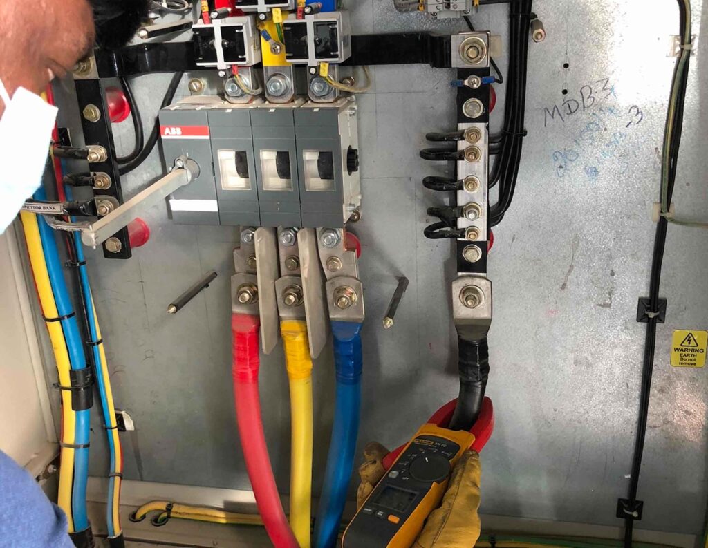 DCX Power Quality Team performing current reading via Fluke F376 FC Multimeter